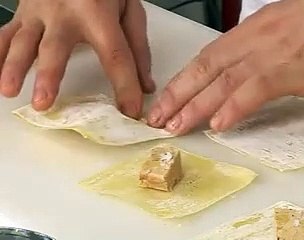 Raviole de foie gras à l'huile de truffe blanche, bouillon de volaille