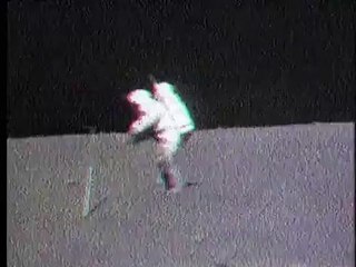 Sur la Lune, l'astronaute perd son marteau
