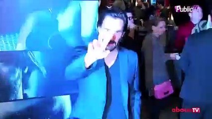Exclu vidéo : Keanu Reeves : Atout charme à l’avant-première de Knock Knock !