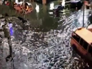 Une vidéo amateur de l'ouragan Sandy à Manhattan montre les voitures de police inondées