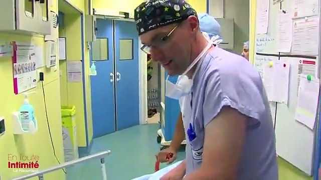 En toute intimité : Eve (LVDCB 2) : Sur le brancard, prête à se faire opérer du fessier !