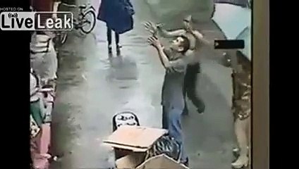 Il rattrape de justesse un enfant tombé du deuxième étage !