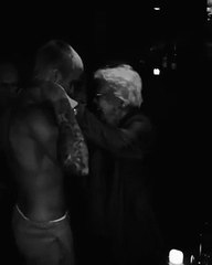 Justin Bieber : Le chanteur fait tomber le haut pour... une mamie