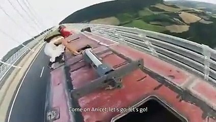 Ils sautent d’un bus sur le viaduc de Millau