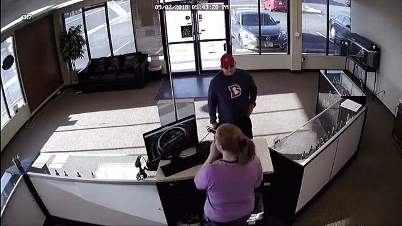 Sans arme et sans pantalon, voici le pire braqueur du monde !