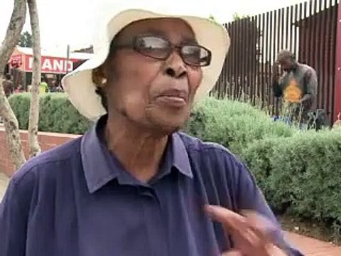 Afrique du Sud: Nelson Mandela, hospitalisé, fait des progrès constants