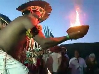 Les Indiens du Brésil arrivent dans leur Kari-Oca monté pour Rio+20