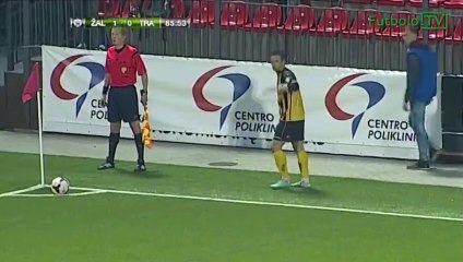 Un joueur de football applaudit son but depuis une tribune