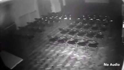 Une caméra de surveillance capture les images d'un fantôme dans un théâtre