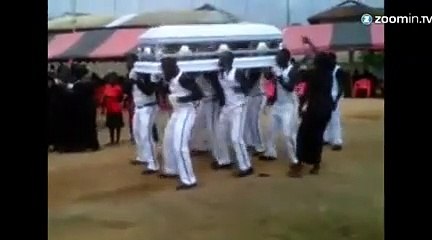 Au Ghana, ils enterrent les morts en faisant la fête!