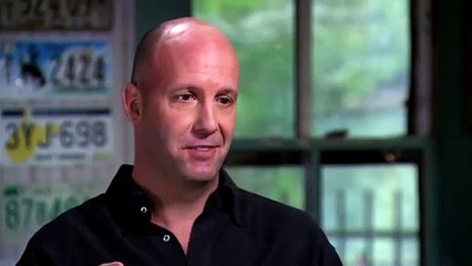 Un patron récompense une employée en lui proposant une nouvelle paire de seins