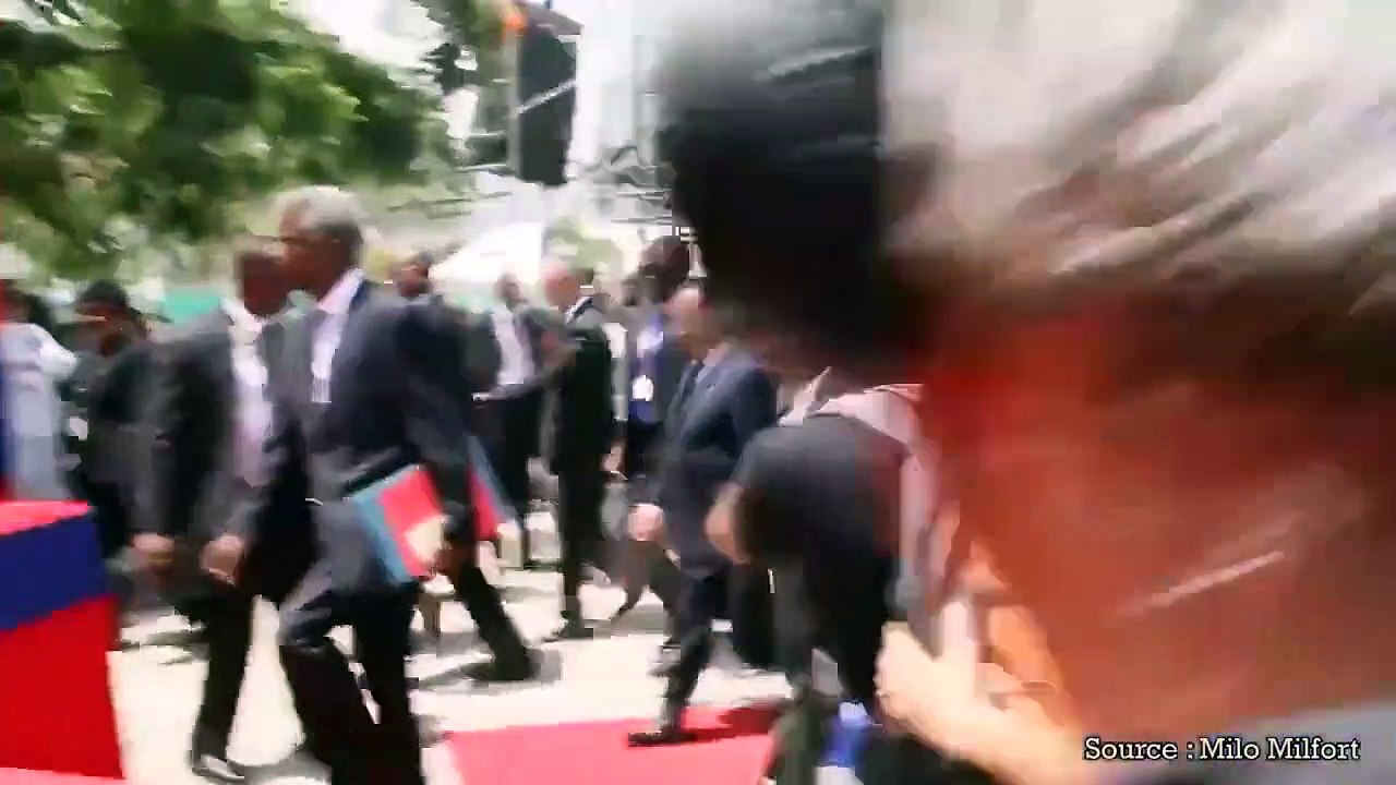 François Hollande manque de tomber lors de sa visite à Haïti