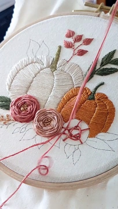 Kit de broderie automne, citrouille et fleurs d'automne, tutoriel pour les débutants point de roue, broder les roses facilement