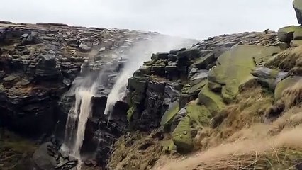 Une chute d'eau inversée par le vent
