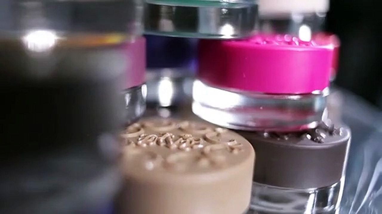 Tutoriel Maquillage : Optez pour des sourcils en couleur avec Kat Von D