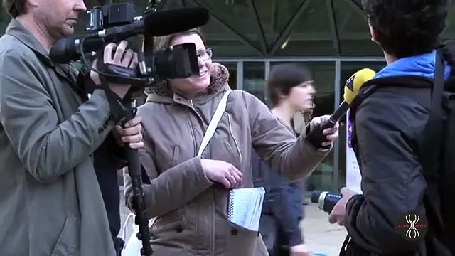 Alain Robert, le Spiderman français escalade la tour Total à la Défense