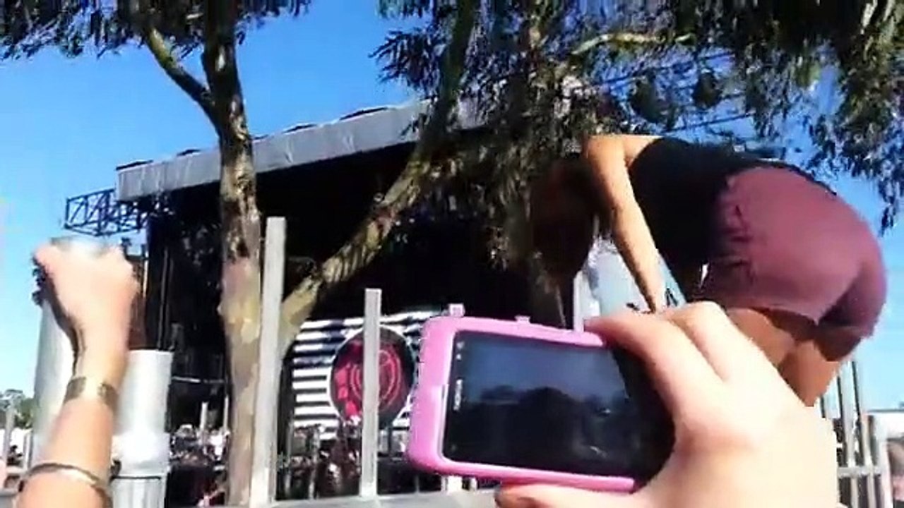 En voulant passer une grille, elle se retrouve les fesses à l'air