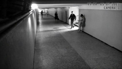 Se voleur se fait mettre KO par une jeune fille