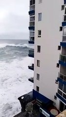 Vidéo choc : d'énormes vagues détruisent le balcon d'un immeuble