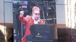 Elton John insulte une vigile et la compare à Hitler en plein concert