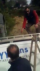 Ils sauvent une chèvre suspendue à des câbles électriques par les cornes !