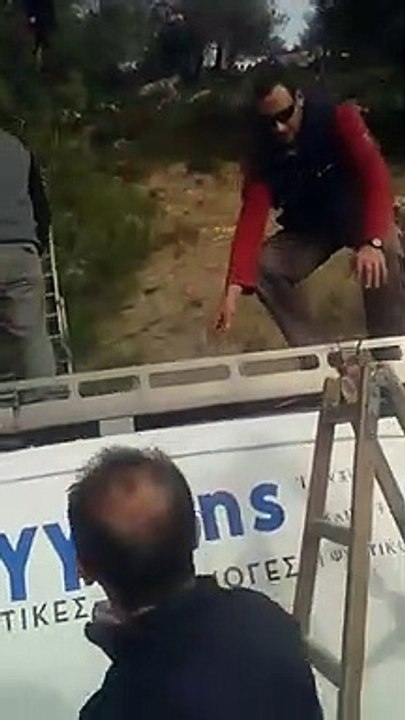 Ils sauvent une chèvre suspendue à des câbles électriques par les cornes !