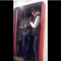 Les fans de West Ham détournent le geste raciste des fans de Chelsea dans le métro parisien