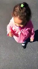 Cette petite fille est terrifiée par son ombre !