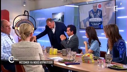 C à vous : Patrick Cohen hypnotisé par Messmer en direct