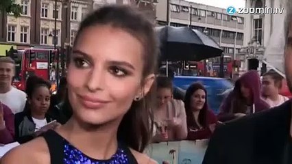 Emily Ratajkowski se met (encore !) à nu