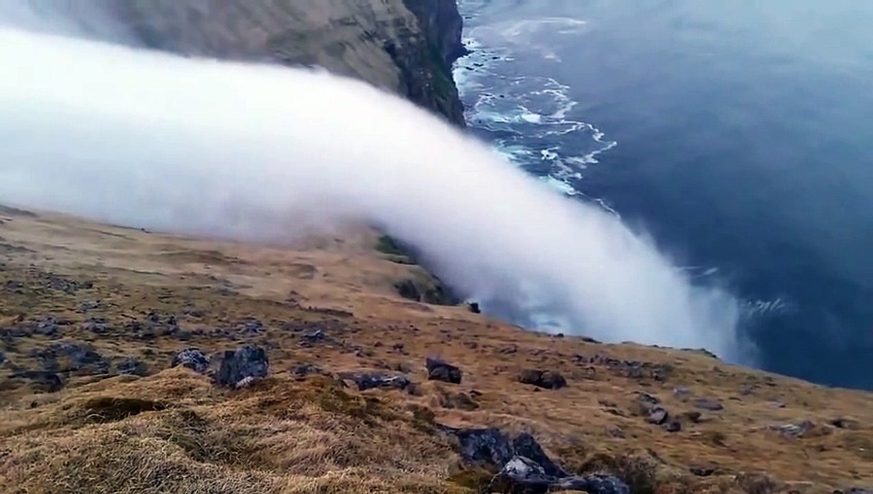 Une fabuleuse cascade de nuages filmée en Islande