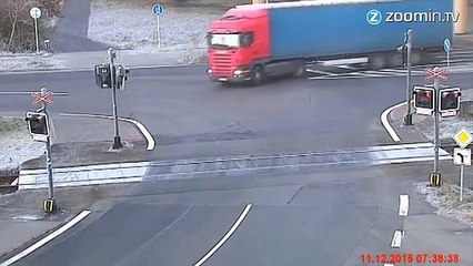 Choc: ce train fonce à pleine vitesse sur un camion
