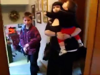 Un enfant pleure de joie après avoir retrouvé son chat