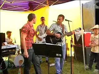 Cette vache n'aime pas la musique de ce groupe et le fait savoir