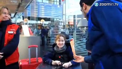Berlin : des réfugiés offrent leur coeur avec des roses