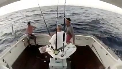 Un pêcheur tombe à l'eau pendant une partie de pêche