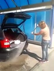 Cette dame ne sait visiblement pas comment laver sa voiture...