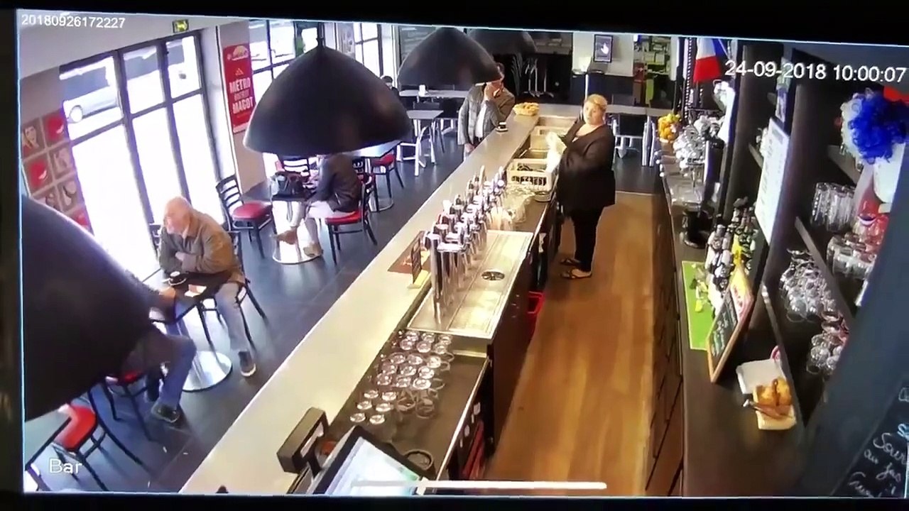 Un cheval sème la panique en débarquant dans un bar PMU !