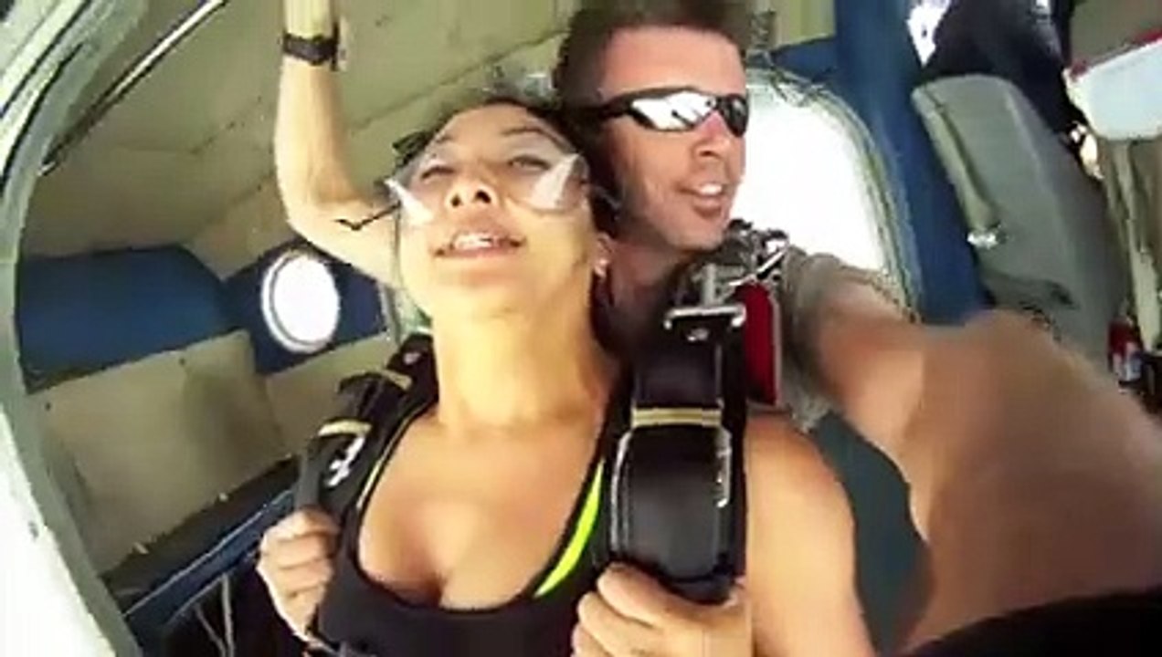 Grosse frayeur pour ces parachutistes frôlés par un avion !