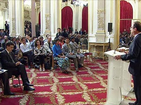 L'opposante birmane Aung San Suu Kyi reçue en grande pompe à Paris par François Hollande