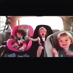 Trop mignon ! Ce bébé se réveille pour danser avec ses soeurs
