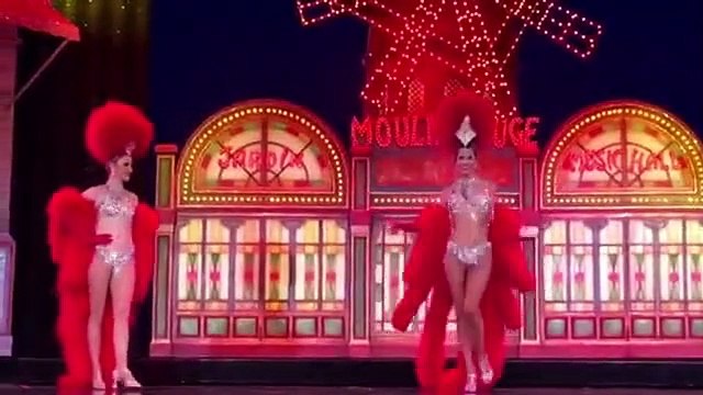 Miss Univers 2017 : Ultra sexy, Iris Mittenaere fait honneur à la France en meneuse de revue