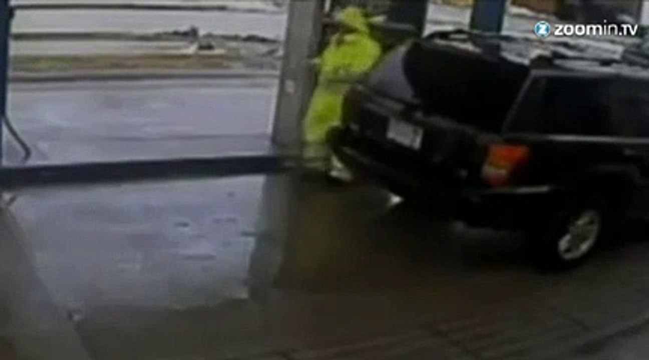 Une voiture fonce sur une pompe à essence