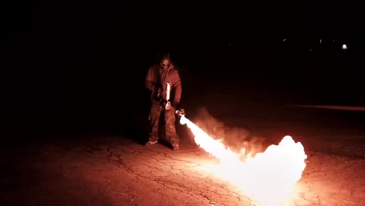 Démonstration : comment se servir d'un lance-flammes ?