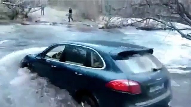 Traverser une rivière avec une Porsche Cayenne : mauvaise idée !
