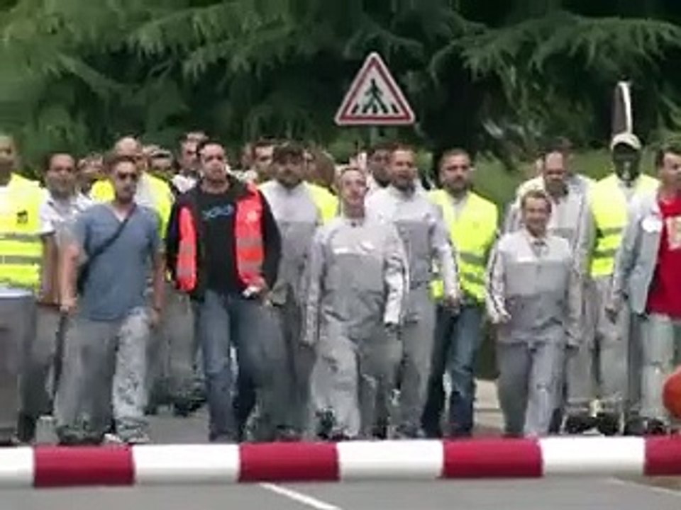 PSA détaille son plan social, le gouvernement son aide au secteur automobile