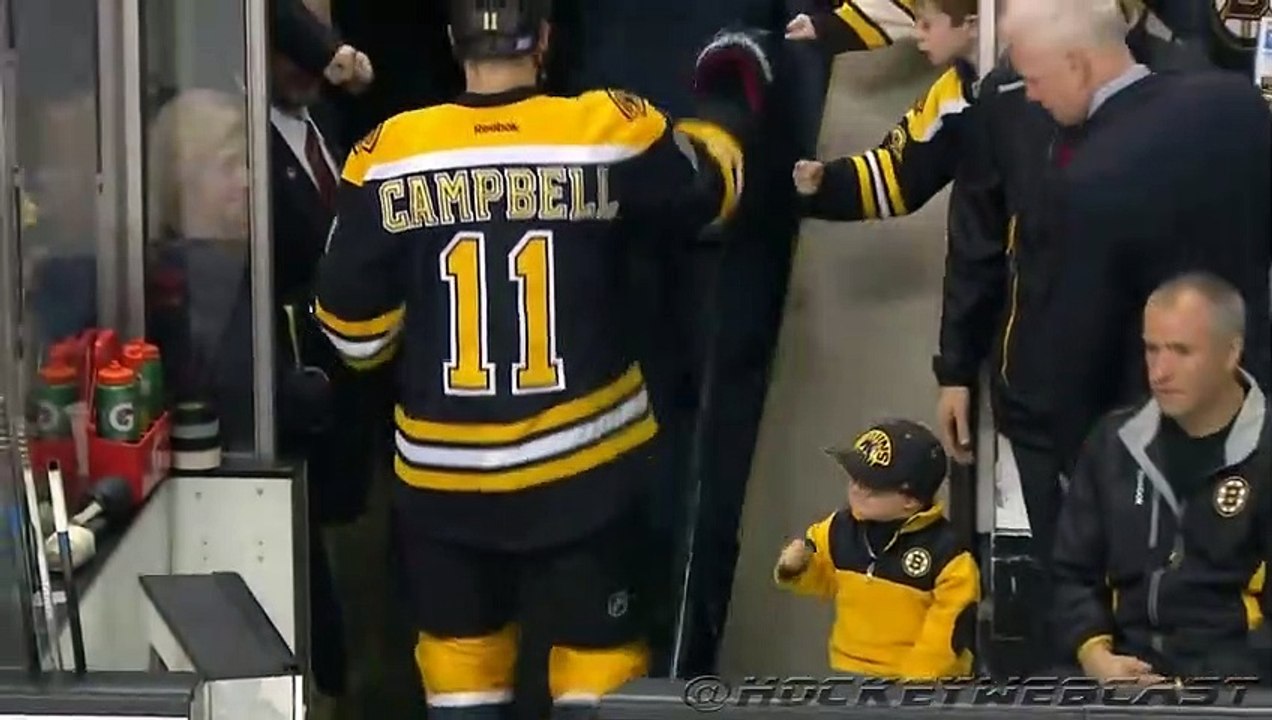 Un enfant fait des checks avec les joueurs de s...