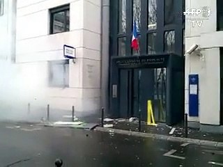 Lycéen frappé par un policier: des jeunes s'en prennent à deux commissariats parisiens