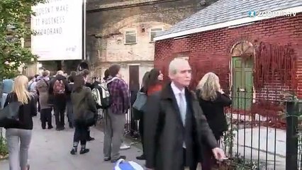 Londres: une maison faite en cire, se désintègre!