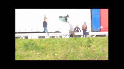 La vidéo choc qui dénonce les violences policières contre les migrants à Calais